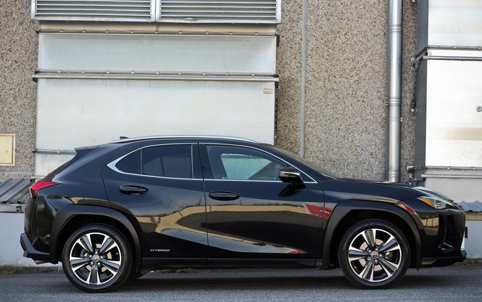 Lexus UX cena 115500 przebieg: 66098, rok produkcji 2019 z Bierutów małe 781